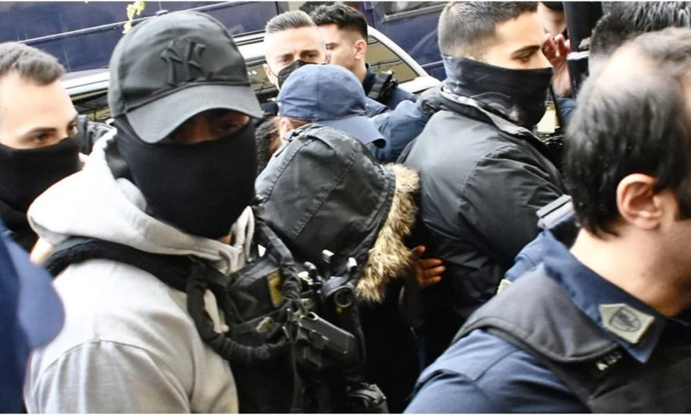 Η ώρα της κρίσης... Στην ανακρίτρια υπό δρακόντεια μέτρα ασφαλείας η Ρούλα- Κατάρες από τον όχλο στα δικαστήρια (Βίντεο)